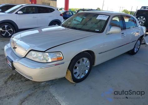 2005 Lincoln Town Car Signature Limited z USA, uszkodzony, nr VIN 1LNHM82W55Y615932